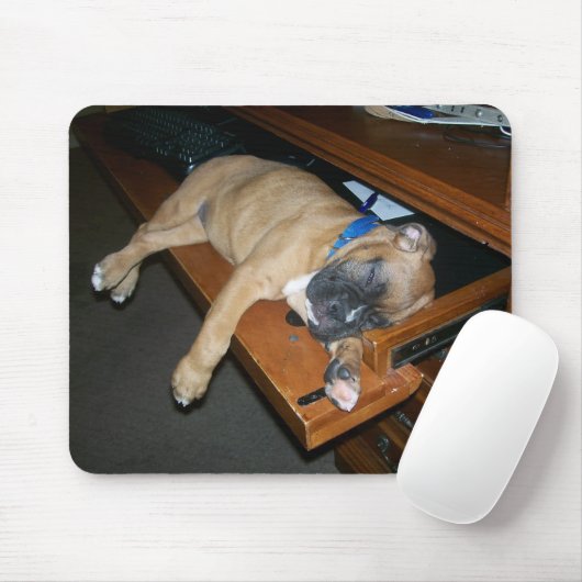 Laila slaapt op computerbureau mousepad muismat (Met muis)