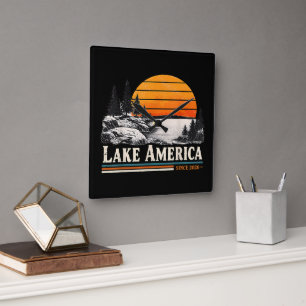 Lake America 2026 Wijnstok Vierkante Klok