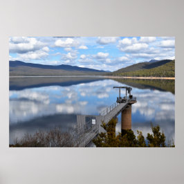 Lake Bellfield Wolken op Stil Water Poster