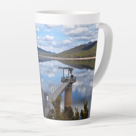 Lake Bellfield wolken op stilstaand water Latte Mok (Rechterhoek)