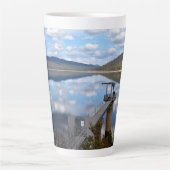 Lake Bellfield wolken op stilstaand water Latte Mok (Voorkant)
