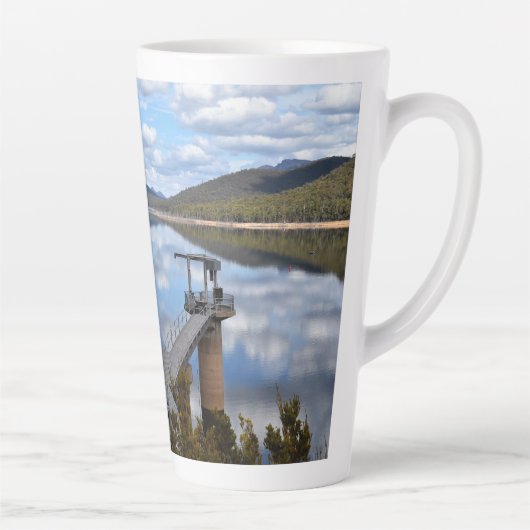 Lake Bellfield wolken op stilstaand water Latte Mok (Rechts)