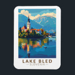 Lake Bled Slovenië Reiskunst Vintage Magneet<br><div class="desc">Kunstontwerp van de vector van het meer Bled. Het meer van Bled is een meer in de Juliaanse Alpen in de regio Boven-Carniolan in het noordwesten van Slovenië,  waar het grenst aan de stad Bled.</div>