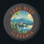 Lake Bled Slovenië Reiskunst Vintage Magneet<br><div class="desc">Kunstontwerp van de vector van het meer Bled. Het meer van Bled is een meer in de Juliaanse Alpen in de regio Boven-Carniolan in het noordwesten van Slovenië,  waar het grenst aan de stad Bled.</div>