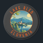 Lake Bled Slovenië Reiskunst Vintage Magneet<br><div class="desc">Kunstontwerp van de vector van het meer Bled. Het meer van Bled is een meer in de Juliaanse Alpen in de regio Boven-Carniolan in het noordwesten van Slovenië,  waar het grenst aan de stad Bled.</div>