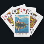 Lake Bled Slovenië Reiskunst Vintage Pokerkaarten<br><div class="desc">Kunstontwerp van de vector van het meer Bled. Het meer van Bled is een meer in de Juliaanse Alpen in de regio Boven-Carniolan in het noordwesten van Slovenië,  waar het grenst aan de stad Bled.</div>