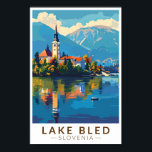 Lake Bled Slovenië Reiskunst Vintage Poster<br><div class="desc">Kunstontwerp van de vector van het meer Bled. Het meer van Bled is een meer in de Juliaanse Alpen in de regio Boven-Carniolan in het noordwesten van Slovenië, waar het grenst aan de stad Bled.</div>