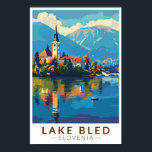 Lake Bled Slovenië Reiskunst Vintage Poster<br><div class="desc">Kunstontwerp van de vector van het meer Bled. Het meer van Bled is een meer in de Juliaanse Alpen in de regio Boven-Carniolan in het noordwesten van Slovenië,  waar het grenst aan de stad Bled.</div>