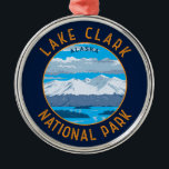Lake Clark Nationaal Park Retro Distress Circle Metalen Ornament<br><div class="desc">Vectorkunstontwerp van Lake Clark. Het park is een land van verbluffende schoonheid. Vulkaanstoom,  zalmrun,  beren foerageren en ondiepe bergen weerspiegelen zich in de turkooismeren.</div>