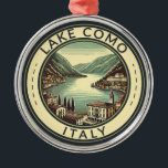 Lake Como Italië Illustratie Travel Art Badge Metalen Ornament<br><div class="desc">Lake Como schilderkunstig ontwerp. Het Comomeer,  in de regio Lombardije in Noord-Italië,  is een luxe resortgebied dat bekend staat om zijn dramatische landschap,  gelegen tegen de uitlopers van de Alpen.</div>