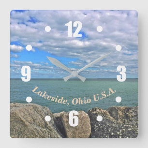 LAKE ERIE, BLUE SKY, FLUFFY WHITE CLOUDS, BOULDERS VIERKANTE KLOK