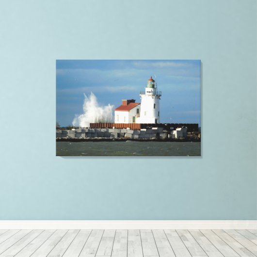 Lake Erie Vuurtoren met Wave Canvas Print (Insitu (Houten vloer))