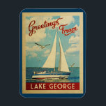 Lake George Sailboot Vintage Travel New York Magneet<br><div class="desc">Deze groeten uit het meer van George New York varen met een nautisch ontwerp op een boot die op het water zeilt met zeegarren en een blauwe hemel gevuld met prachtige witte wolken.</div>