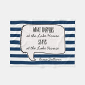 Lake House Cabin Wat er gebeurt blijft Quote Strip Fleece Deken (Voorkant (Horizontaal))