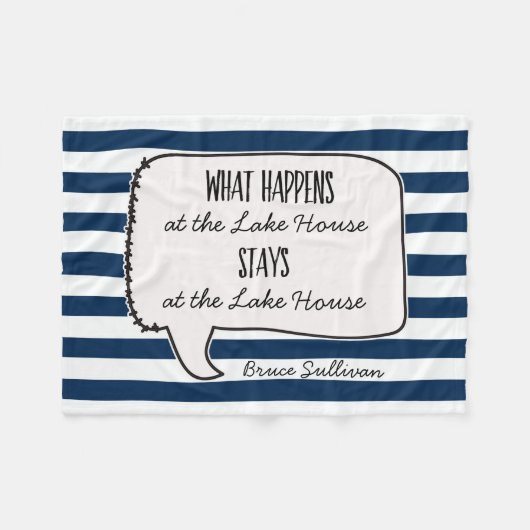 Lake House Cabin Wat er gebeurt blijft Quote Strip Fleece Deken (Voorkant (Horizontaal))