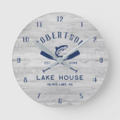 Lake House familienaam Rustic Grey Wood Ronde Klok (Voorkant)