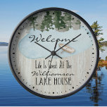 Lake House Family Monogram Grote Klok<br><div class="desc">Het leven is geweldig in het Lake House. Monogrammed naam. Leuk welkom voor je gasten. Waterverf schilderachtig met bomen,  meer en boot.</div>