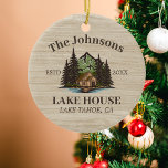 Lake House Wood Thema Familienaam gepersonaliseerd Keramisch Ornament<br><div class="desc">Ideaal voor familiebijeenkomsten, reünies of uw retraite aan het meer, dit product is ontworpen met een charmante rustieke houten afwerking. Het toont een prachtig ontworpen bergscène aan het meer met een hut, gepersonaliseerd met uw familienaam, het jaar dat is vastgesteld, en eventuele aanvullende details die u verkiest. Een uitstekende keuze...</div>