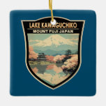 Lake Kawaguchiko Japan Travel Art Vintage Keramisch Ornament<br><div class="desc">Het ontwerp van de het vectorkunstwerk van het meer Kawaguchiko. Het Meer van Kawaguchiko is een meer in de stad Fujikawaguchiko in de Japanse prefectuur Yamanashi. Het is de tweede grootste van de Fuji vijf meren.</div>