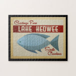 Lake Keowee Fish Vintage Travel Legpuzzel<br><div class="desc">Deze groeten uit het vintage-reisontwerp van het meer van Keowee hebben een leuke blauwe vis met rode accenten en een retro vibe uit de jaren zestig.</div>