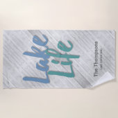 Lake Life met naam en locatie houten dok Strandlaken (Voorkant)