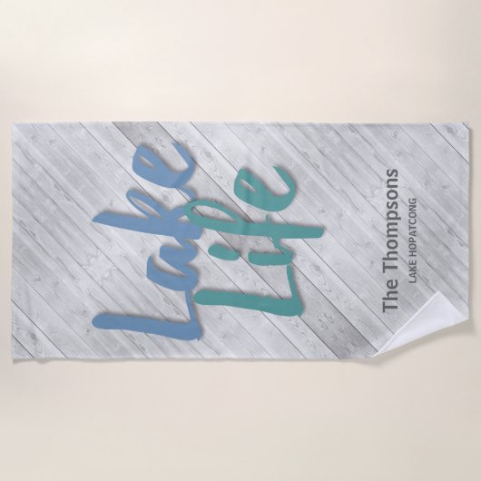 Lake Life met naam en locatie houten dok Strandlaken (Voorkant)