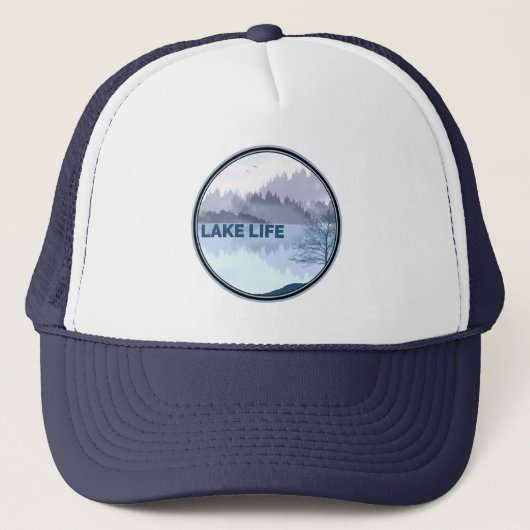 Lake Life Reflection Trucker Pet (Voorkant)