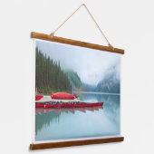 Lake Louise Scenery Uitzicht met rode kano's Hangend Wandkleed (Gebogen)