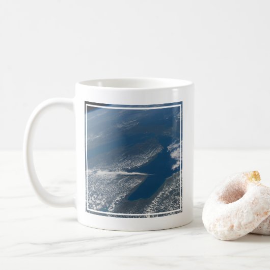 Lake Michigan, Lake Huron en de staat Michigan. Koffiemok (Met donut)