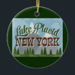 Lake Placid New York Fun Retro Snowy Mountains Keramisch Ornament<br><div class="desc">Het vintage-reisontwerp van Lake Placid New York in een leuke retro-cartoon stijl,  met sneeuwbekapte bergen,  bos en bomen eronder,  blauwe hemden en coole retro script tekst.</div>