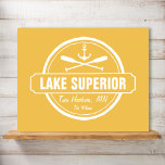 Lake Superior, aangepaste stad, naam, anker, pedde Poster<br><div class="desc">Dit Lake Superior nautical anchor-ontwerp is gepersonaliseerd met je favoriete Minnesota, Wisconsin, Michigan of Ontario lakeside stad of gebied (zoals Duluth, Beaver Bay, Lutsen, Grand Marais, Two Harbors, Bayfield, Madeline, Baileys Harbour, Egg Harbour, Sturgeon Bay, Marquette, Munising, Big Bay, Thunder Bay. enz.) en jouw naam (of schrapping). Dit retro, stijlontwerp...</div>