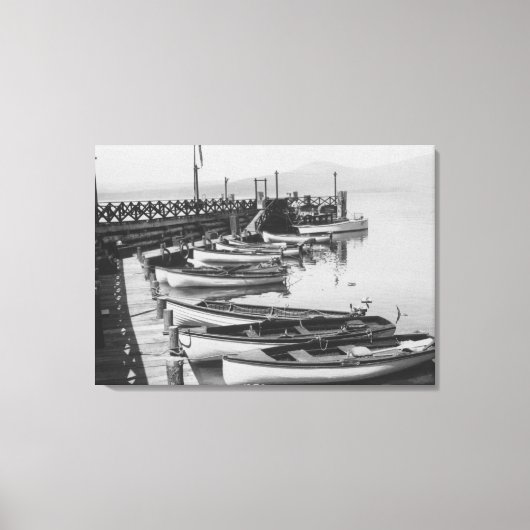 Lake Tahoe, CA - Wooden Boats langs Dock Photo Canvas Afdruk (Voorkant)
