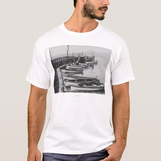 Lake Tahoe, CA - Wooden Boats langs Dock Photo T-shirt (Voorkant)