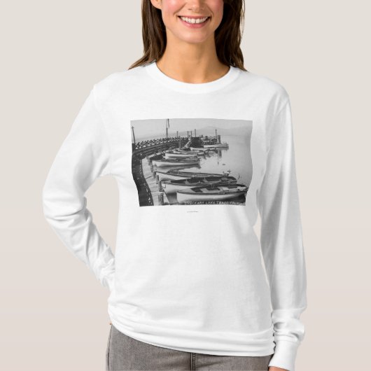 Lake Tahoe, CA - Wooden Boats langs Dock Photo T-shirt (Voorkant)
