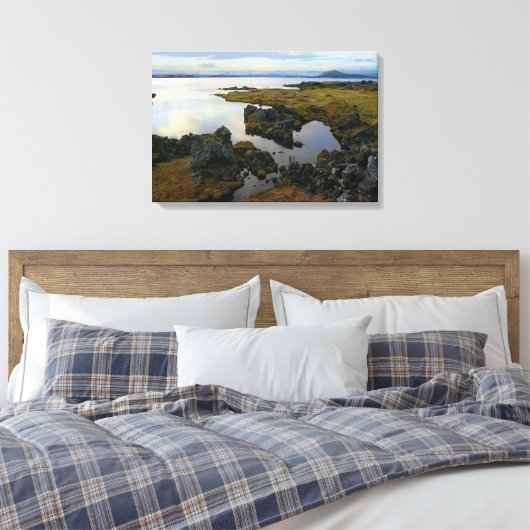 Lake uitzicht bij Myvatn canvas print (Insitu (Slaapkamer))