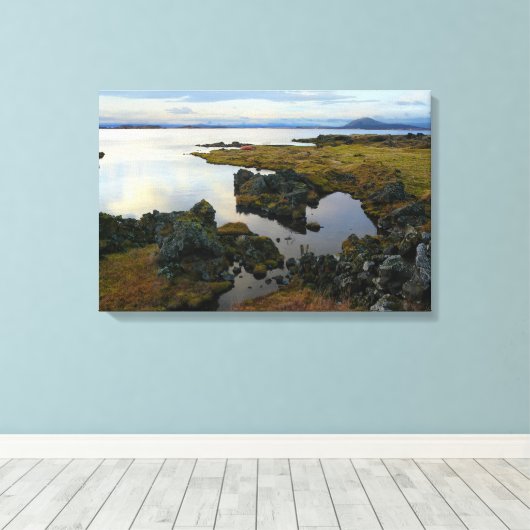 Lake uitzicht bij Myvatn canvas print (Insitu (Houten vloer))
