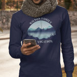 Lake Vacation Familie Reunion Custom Lange Mouw T-shirt<br><div class="desc">Deze coole custom lake house T-shirts met lange mouwen hebben een serene blauwe rivier omgeven door bomen en uw gepersonaliseerde tekst voor een familiereünie,  kampeerreis of zomervakantie. Pas aan met uw achternaam of andere groepsnaam.</div>