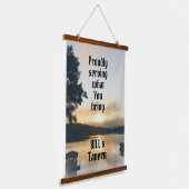 Lakefront die trots dient wat je met balk brengt hangend wandkleed (Gebogen)