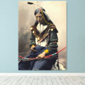 Lakota Chief Bone-Ketting Oglala Canvas Afdruk (Insitu (Houten vloer))