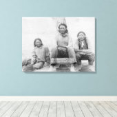Lakota Indische tieners in het Western dress Canvas Afdruk (Insitu (Houten vloer))