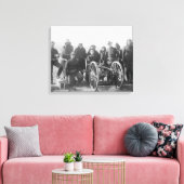 Lakota Scouts en witte soldaten die achter zijn ge Canvas Afdruk (Insitu (Woonkamer))