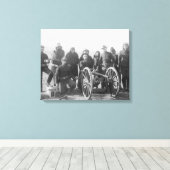 Lakota Scouts en witte soldaten die achter zijn ge Canvas Afdruk (Insitu (Houten vloer))