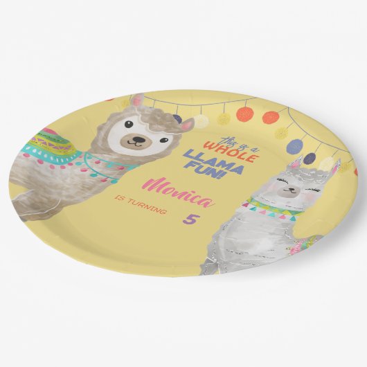Lama leuke, kleurrijke kinderen verjaardag in geel papieren bordje (Gekanteld)