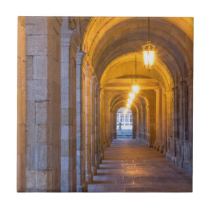 Lamp verlichte steengang, spanje tegeltje