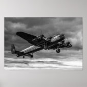 Lancaster Bomber in Sky Mono Poster (Voorkant)