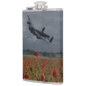 Lancaster Bomber over een papaverveld Heupfles (Links)