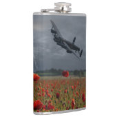 Lancaster Bomber over een papaverveld Heupfles (Rechts)
