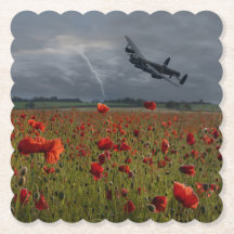 Lancaster Bomber over een papaverveld