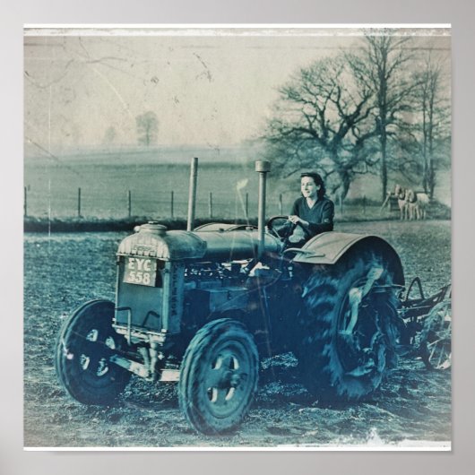 Land Army Woman Driving Tractor Poster (Voorkant)