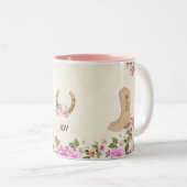 Land Boots & Hoefijzer met bloemen op beige Tweekleurige Koffiemok (Voorkant rechts)